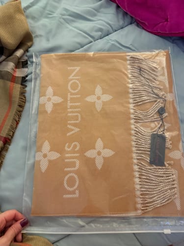 Customer photo review of ESSENTIAL SCARF 186 CM IN CAMEL BEIGE WOOL 399775
