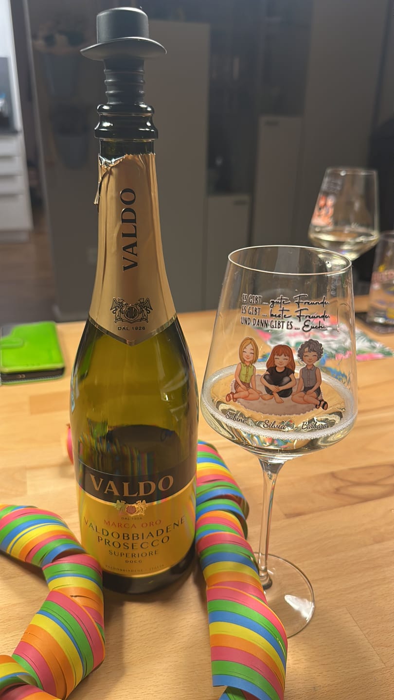 Customer photo review of Auf uns - Personalisiertes Weinglas für beste Freundinnen