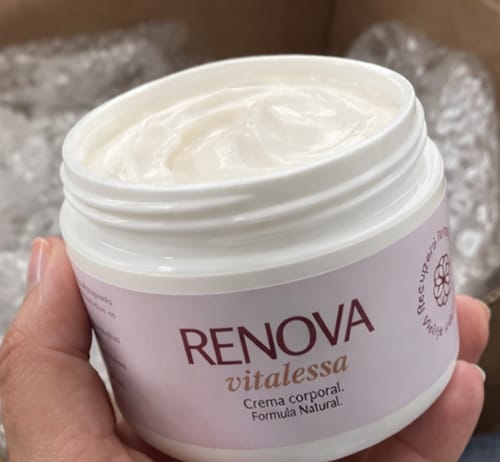 Reseña con foto de un cliente sobre RENOVA - Crema Nutritiva 100% Natural