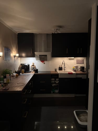Kundens kjøkken med skap som er oppdatert med Uni Matt sort kontaktplast.