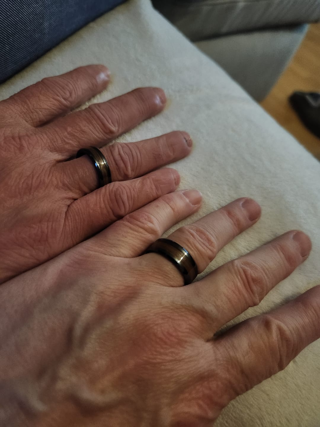 Customer photo review of Bague avec Bois de Noyer Français - Céramique Noire