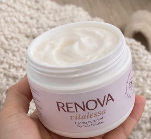 Reseña con foto de un cliente sobre RENOVA - Crema Nutritiva 100% Natural