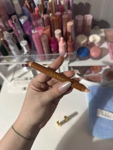 Customer photo review of Out of Office Contour & Highlight Duo Pencil (+sharpener）