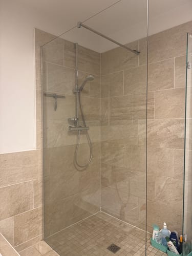 Customer photo review of SONNI Walk In/ Begehbare Dusche Duschabtrennung Duschwand Nano Klarglas Glasstärke 8mm Breite 70-120cm
