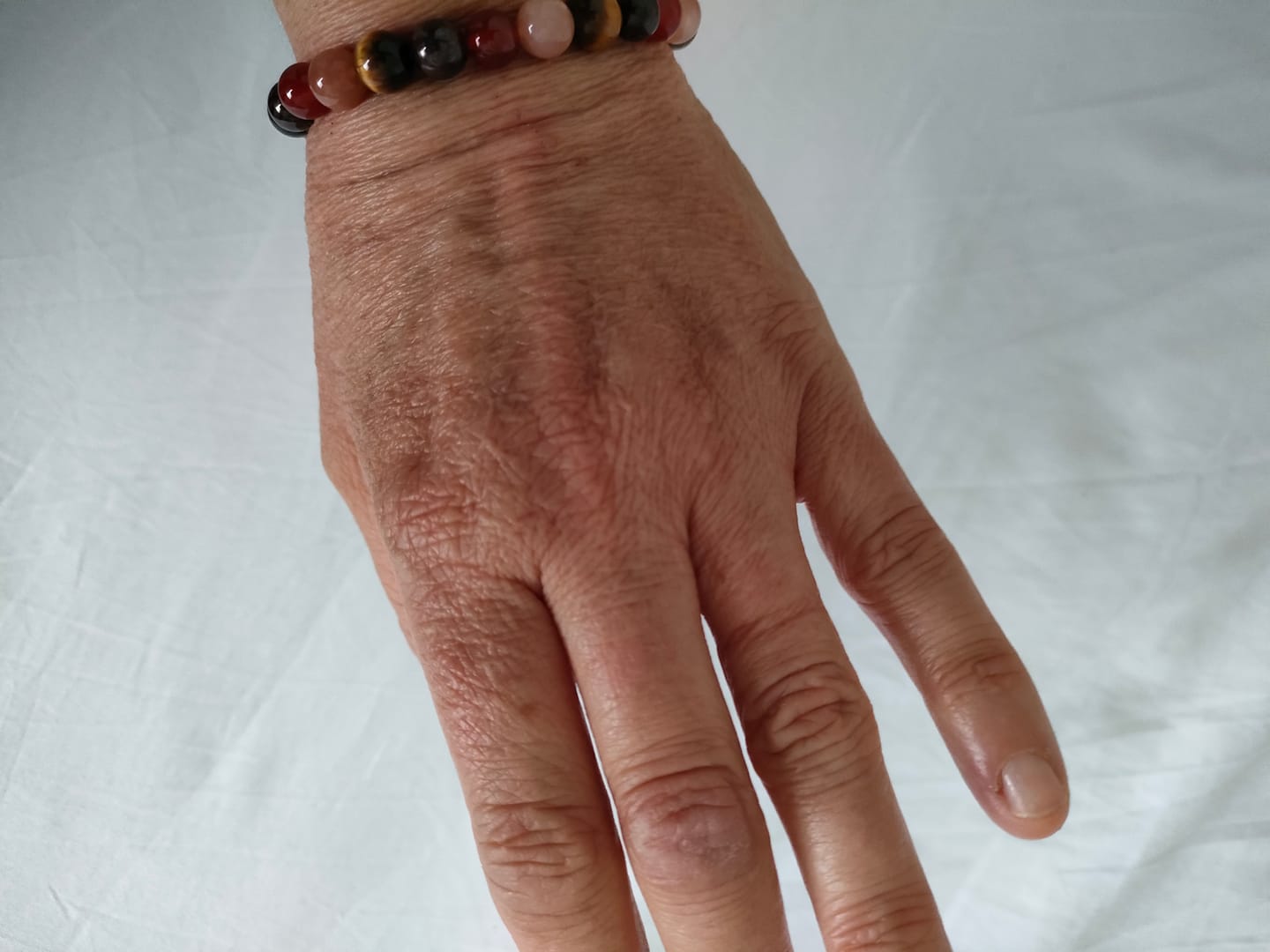 Customer photo review of Bracelet "Chance & Joie" en Oeil de Tigre, Pierre de Soleil, Cornaline & Grenat