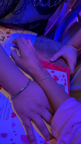 Primer plano de la mano de un cliente usando la Pulsera Miami Cuban de 5mm, junto a la mano de otra persona.