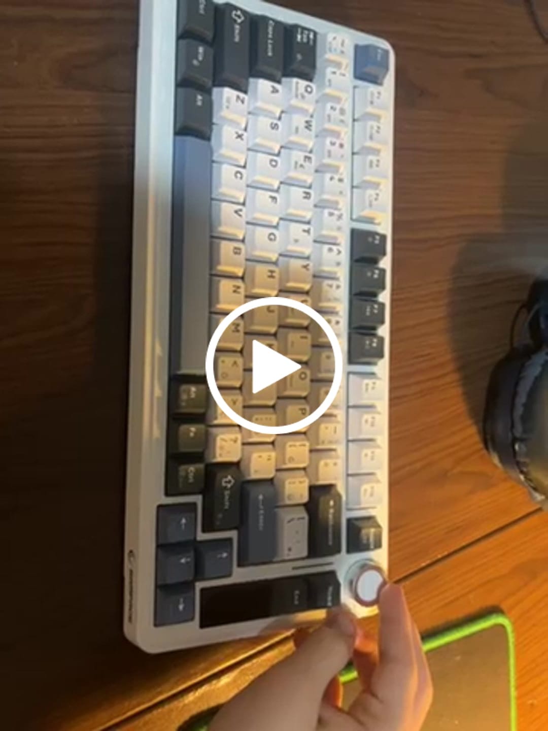 Customer video review of Hot Swap Ekranlı Gasket Oil Switch PBT Keycaps Kablosuz Mekanik Oyuncu Klavyesi
