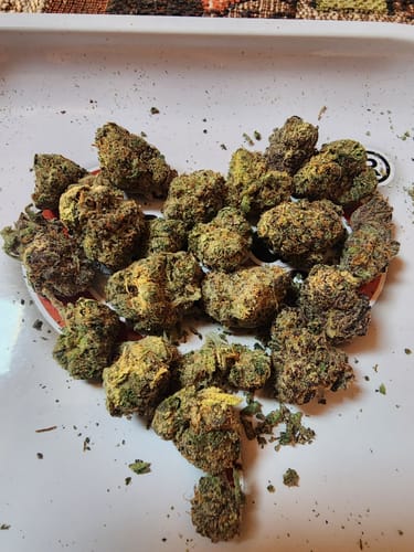 Customer's CALI MIX AAA+ buds arranged in a heart shape on a white tray.
