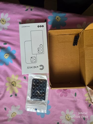 Customer shows the unboxed packaging for the Anti Yellow Magsafe Clear Case, along with extra buttons.