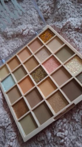 Customer photo review of GOGOTALES 25 Colors Eyeshadow Palette