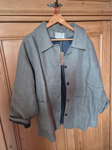 Avis du client sur la Veste Kaï en lin gris perle, ouverte et suspendue, montrant la doublure en jean.