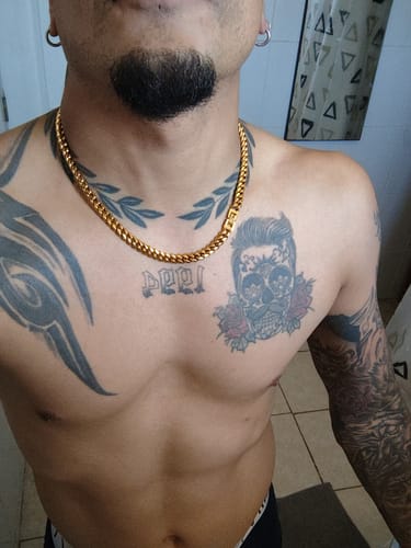 Reseñador luciendo la Cadena Cuban Link Oro de 8mm sobre su pecho.