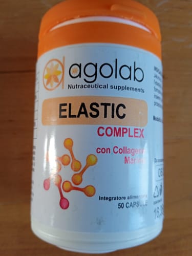 Cliente mostra il flacone di Collagene Elastic Complex in un primo piano.