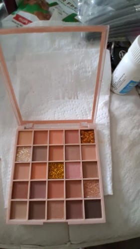 Customer photo review of GOGOTALES 25 Colors Eyeshadow Palette