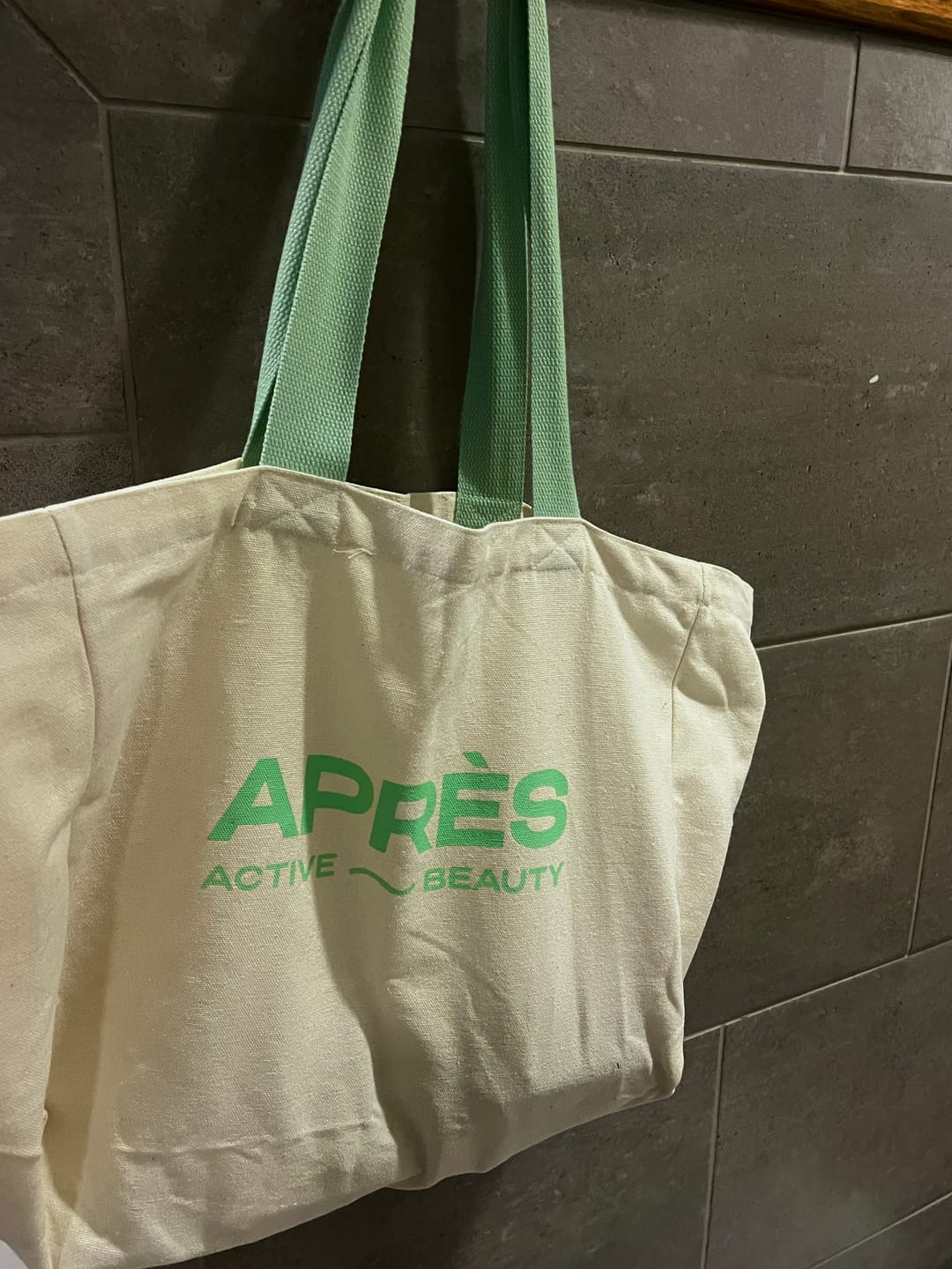 Customer photo review of Après Tote Bag