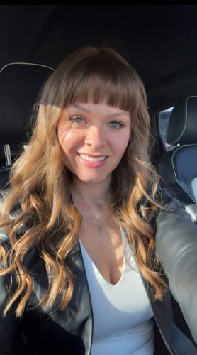 Customer selfie showing her voluminous and natural-looking Manga - Brown lashes.
