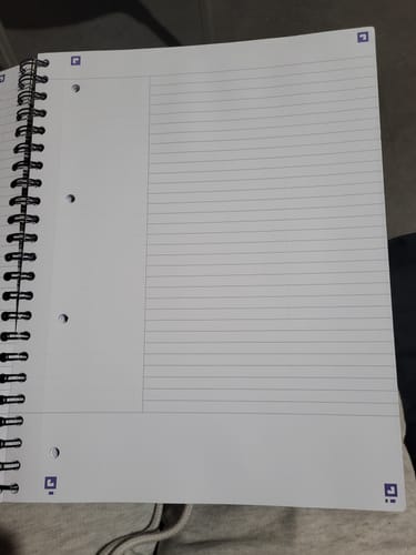 Client montrant la page intérieure de son cahier à spirales OXFORD avec la réglure de type Cornell.