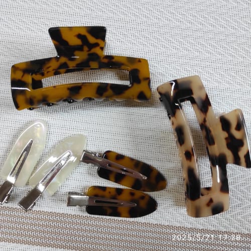 Customer photo review of French Rectangle Hair Claw Clip –  Acrylic (Large)
