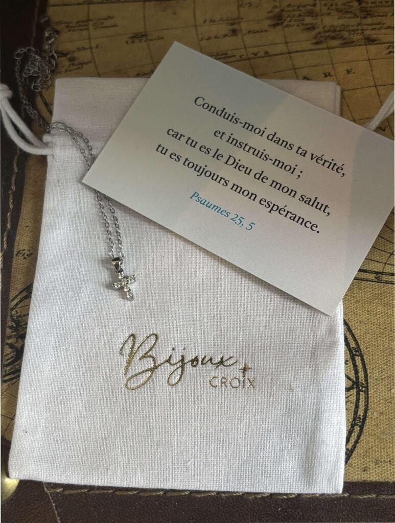 Customer photo review of Collier Croix Ève Classique - Argent Plaqué Or