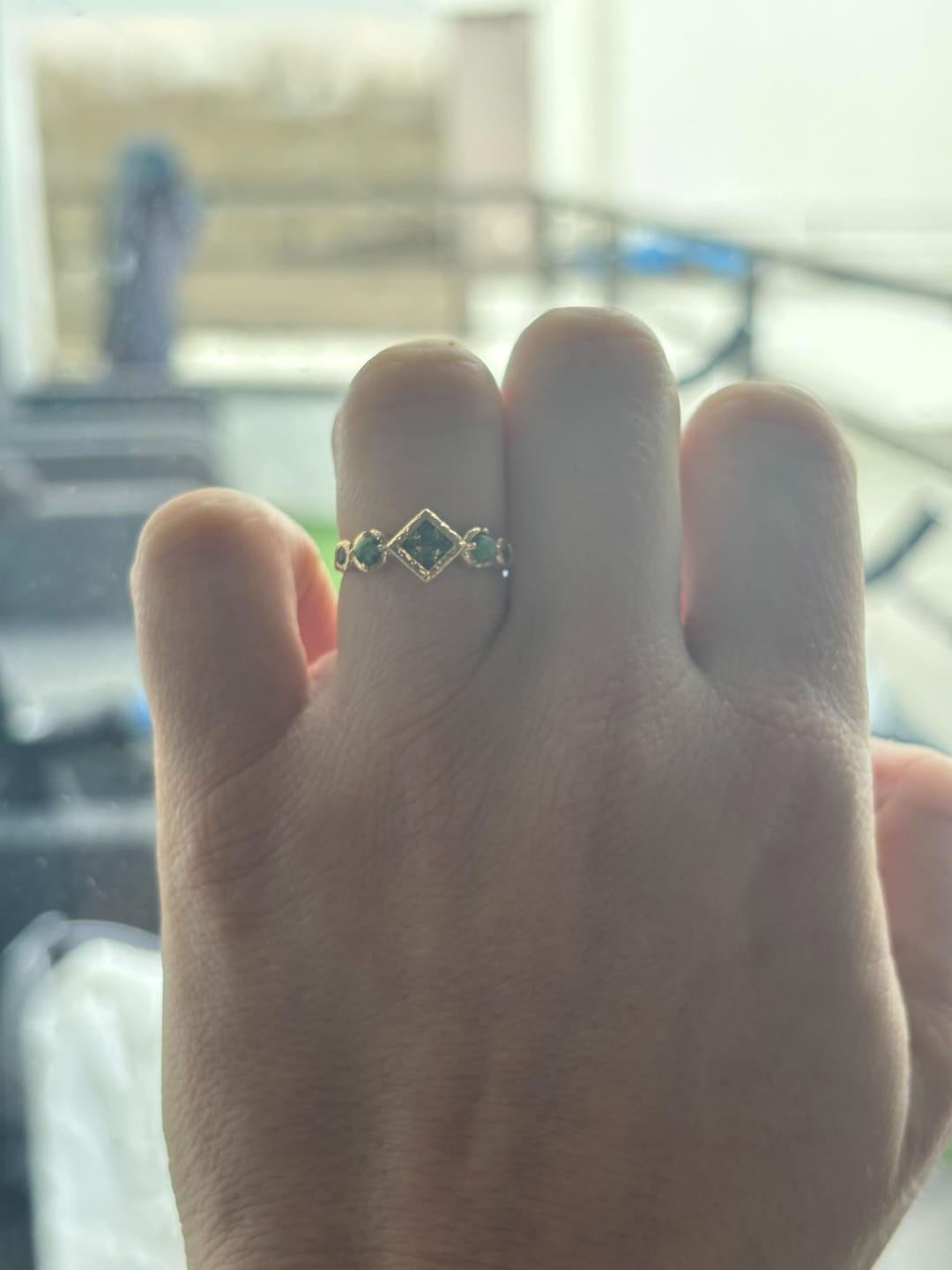Customer photo review of Bague Précieuse - Plaqué Or, Zirconium Vert & Rubis Zoïsite