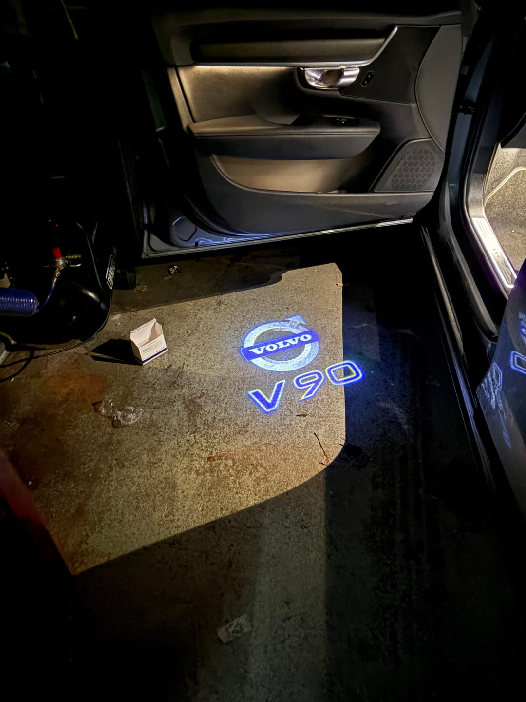 Customer photo review of Volvo V 90  LOGO PROJECROTR LIGHTS Nr.47 (quantity  1 =  2 Logo Film /  2 door lights)