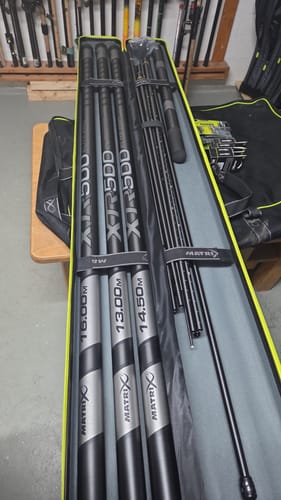 Recensent toont het XTR500 Elite Pro-pakket in de open foedraal, met de verschillende hengeldelen zichtbaar.