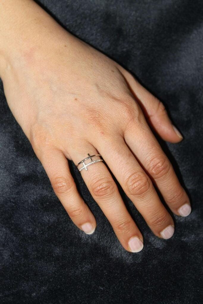Customer photo review of Bague Croix Minimaliste Maël Argent