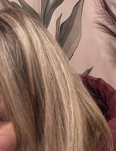 Kundenbewertung: Nahaufnahme von glänzendem, gesund aussehendem Haar nach der Anwendung der Haarseife.