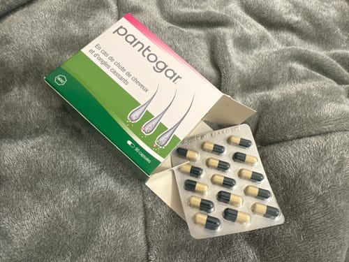 レビュアーによる、パントガールカプセルの箱と、ブリスターパックに入ったカプセル。