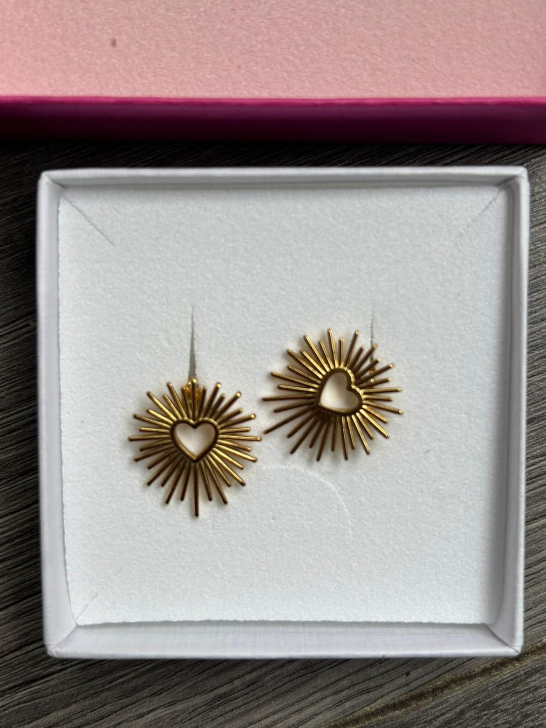 Customer photo review of Clous d'oreilles Sacré-Cœur - Acier Plaqué Or