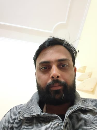 A selfie photo of the reviewer.