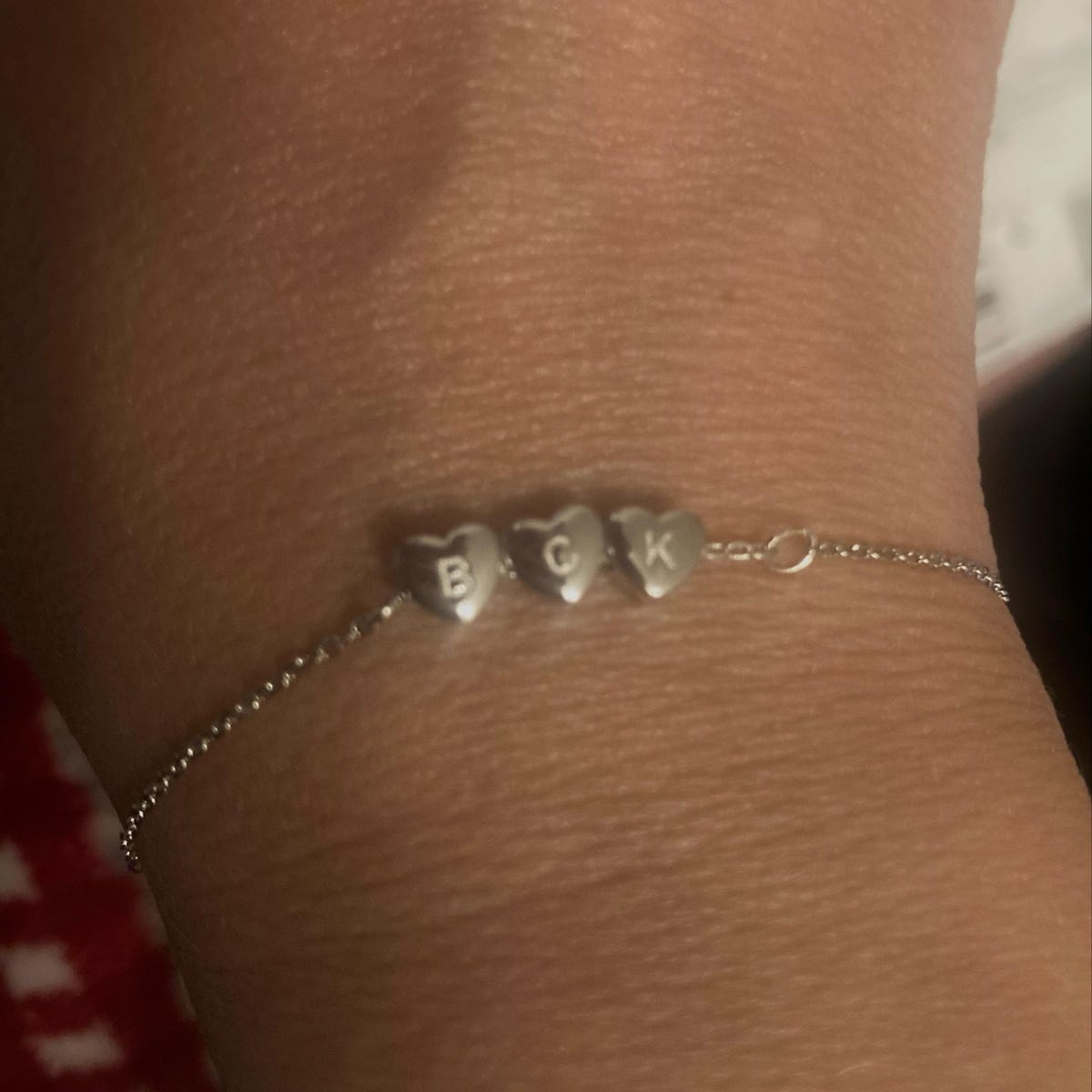 Customer photo review of Pulseira em Coração com Inicial Personalizada