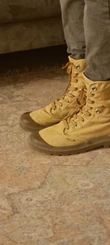 מבט חלקי על סוקר הנועל את מגפי ה-Baggy שלו כשהם אינם מקופלים.