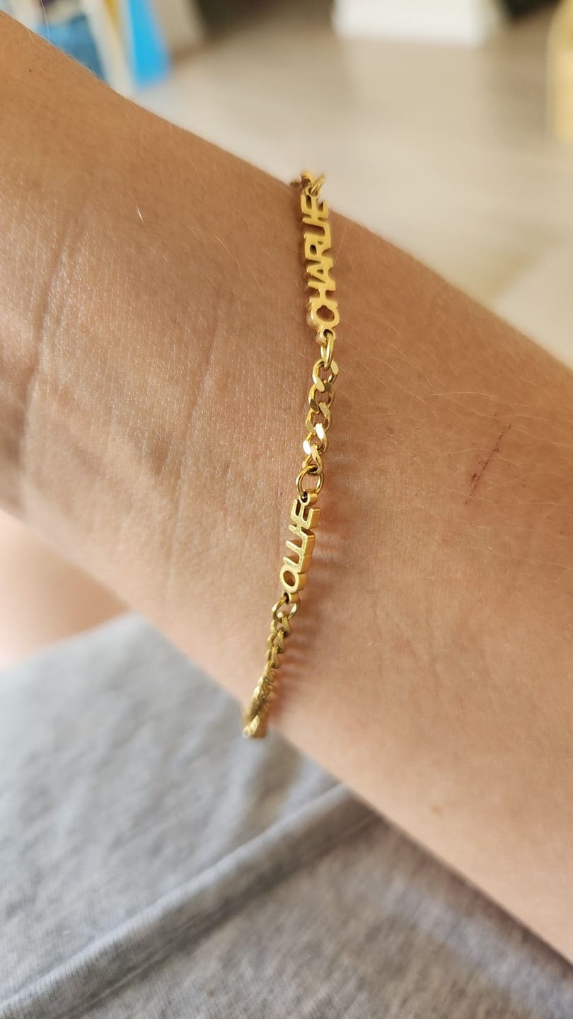 Customer photo review of Pulseira com Nome Personalizada