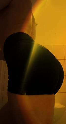 Customer photo review of UNITY V-Shape Scrunch Shorts - Deep Black