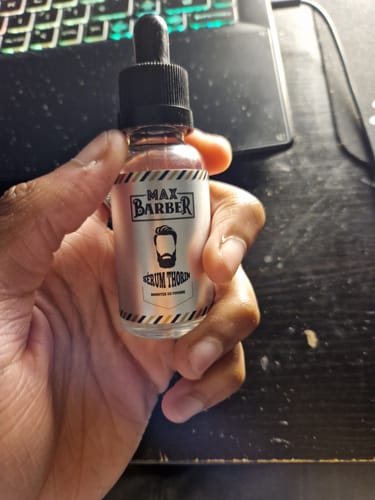 Un client tient dans sa main le flacon de Sérum Thorin.