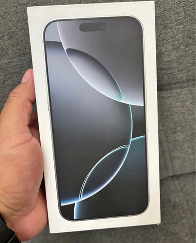 Cliente sosteniendo la caja nueva y sellada del iPhone 16 Pro Max.