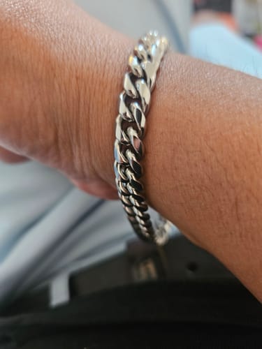 Un cliente luce su brillante Pulsera Cuban de 8mm en la muñeca.