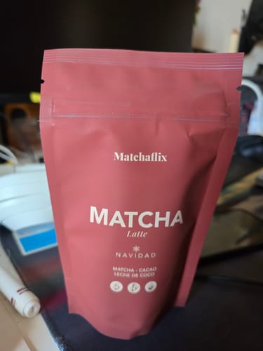 Un reseñador muestra la bolsa rosada de su Matcha Latte Navidad.