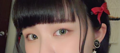 評論者配戴 Cosmo Kristin 1Day 橄欖色隱形眼鏡的眼睛特寫。