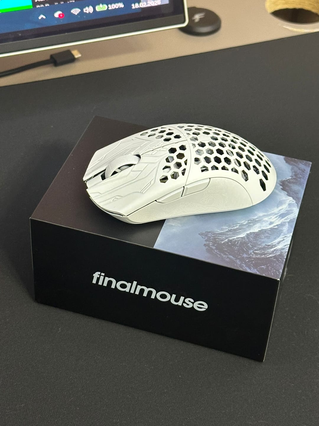 Customer photo review of Finalmouse ULX Frostlord Karbon Fiber Wireless Mouse