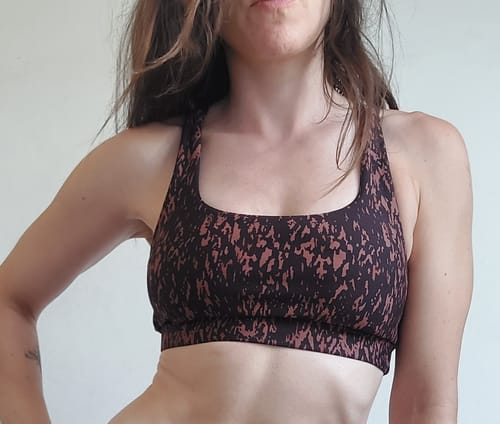 Reseñadora usando el cómodo peto High Impact Eco con estampado Animal Instinct.