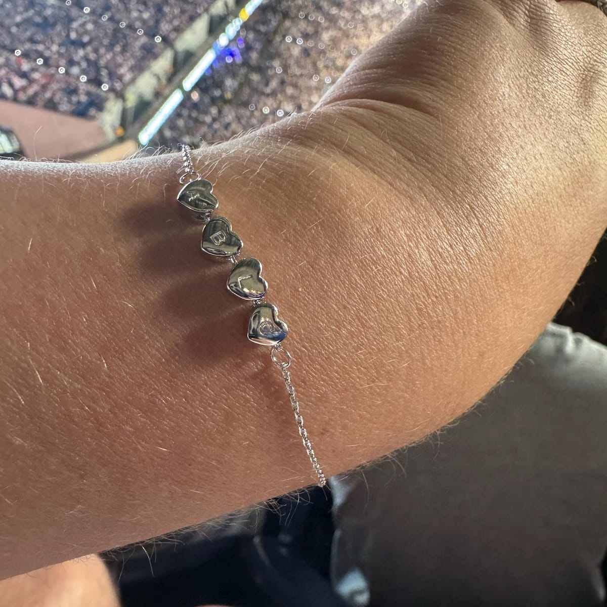 Customer photo review of Pulseira em Coração com Inicial Personalizada