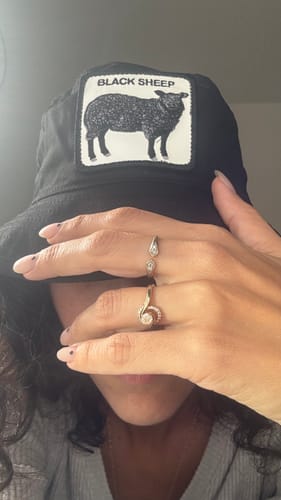 לקוחה חובשת את כובע הטמבל השחור BAAAD GUY עם פאץ' רקום של כבשה.