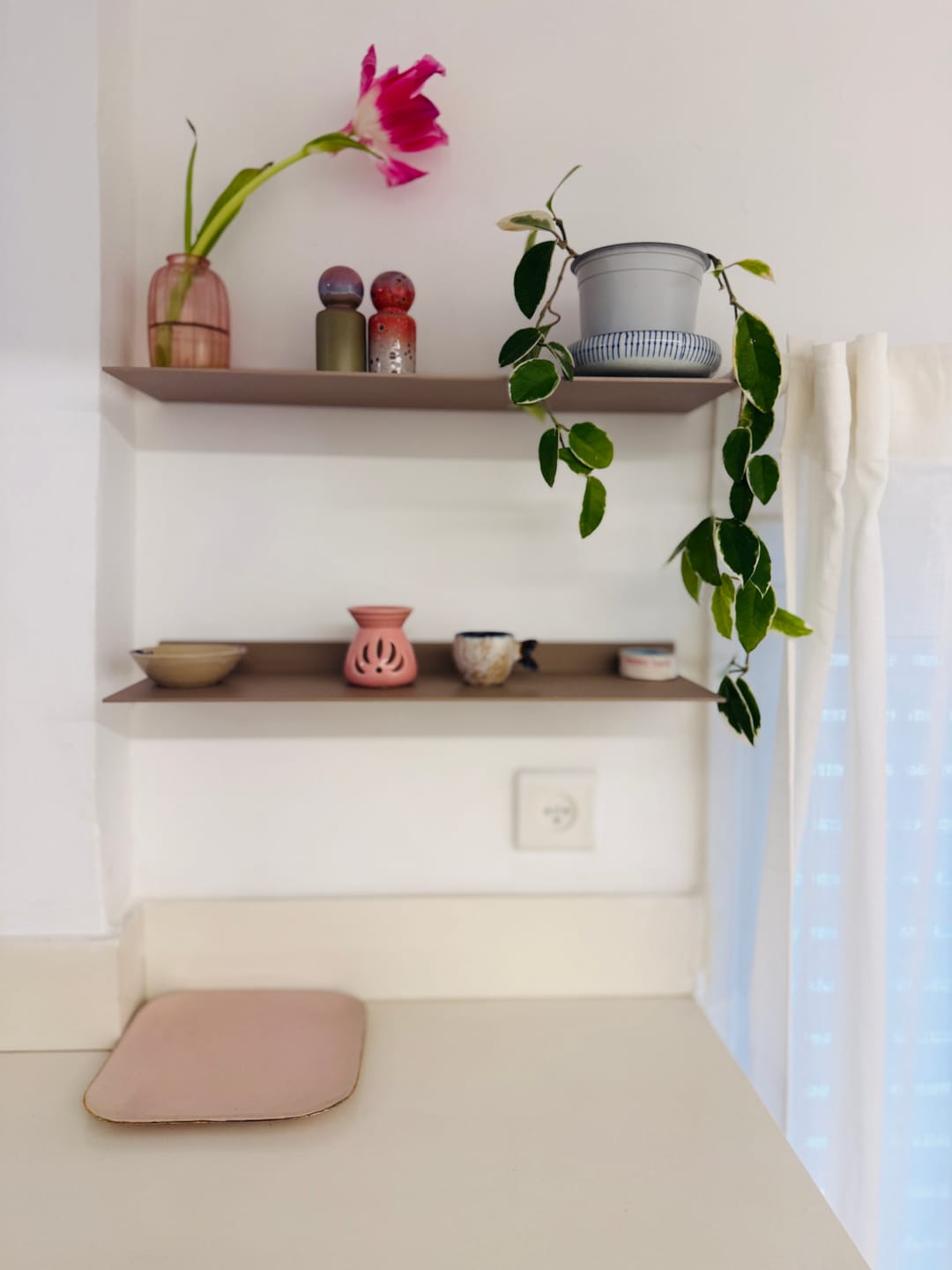 Customer photo review of מדף צף KAV – מדף אלומיניום בעיצוב סקנדינבי נקי