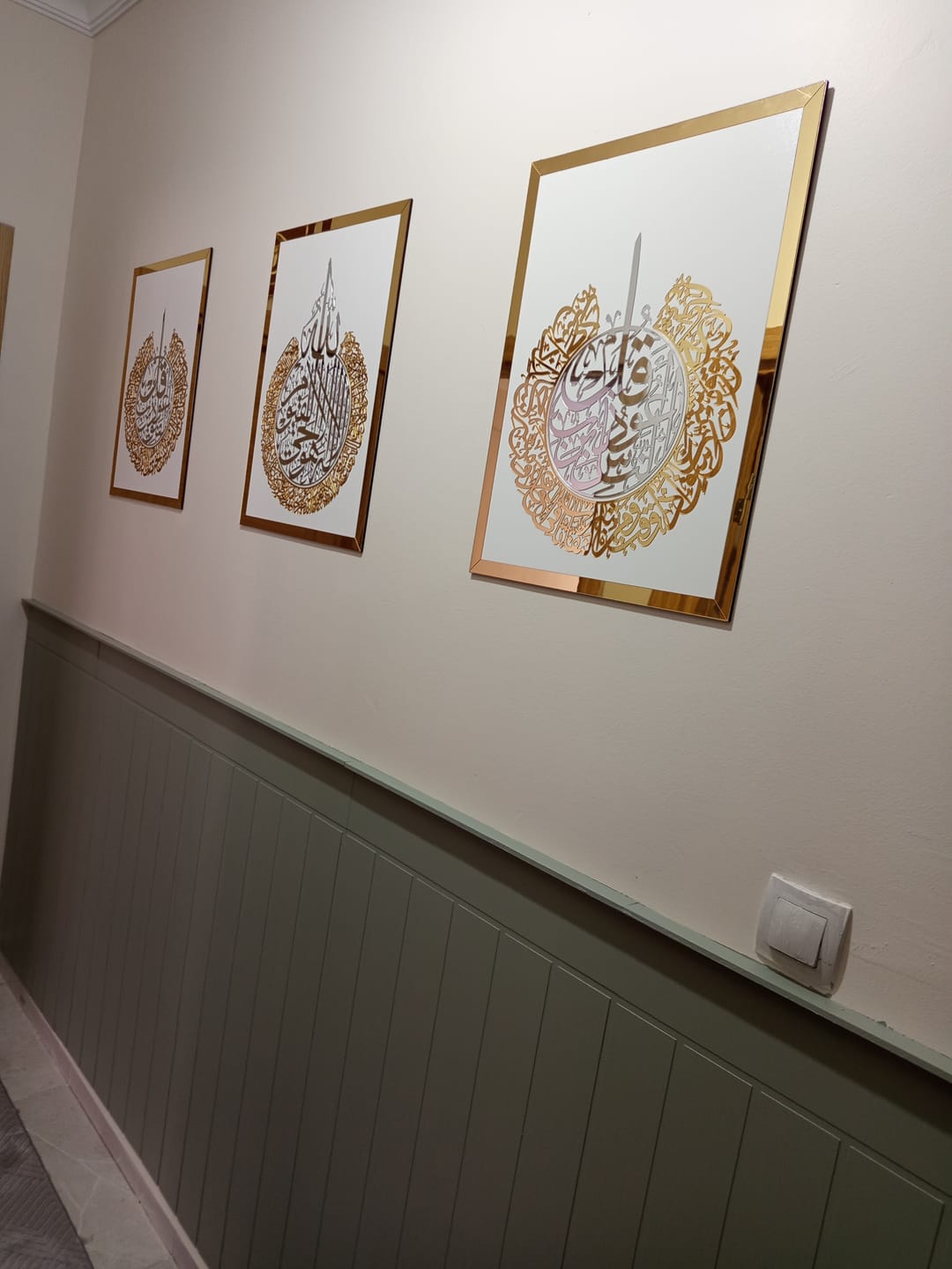 Customer photo review of Çerçeve İçinde Ayetel Kürsi ve Felak-Nas Sureleri 3'lü Ahşap Akrilik Tablo (Beyaz Zeminli)