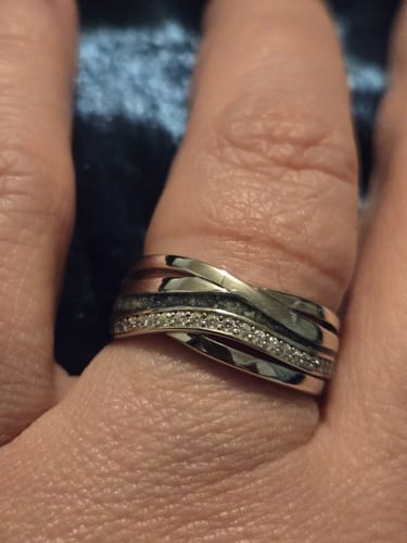 Reviewer wearing the Sparkle Diagonal Ring, showing the sparkly zircon and cremation ash bands on their finger.