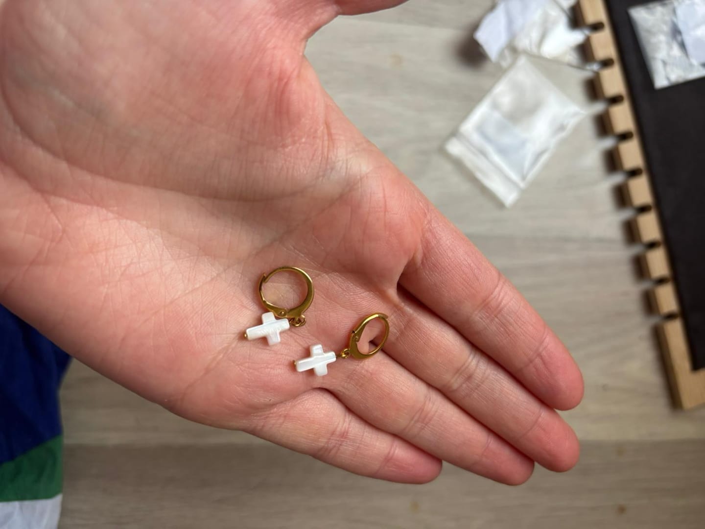 Customer photo review of Boucles d'oreilles Croix Nacre