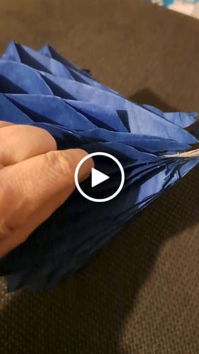 Customer video review of Honigwaben Diamant 30 cm Blau