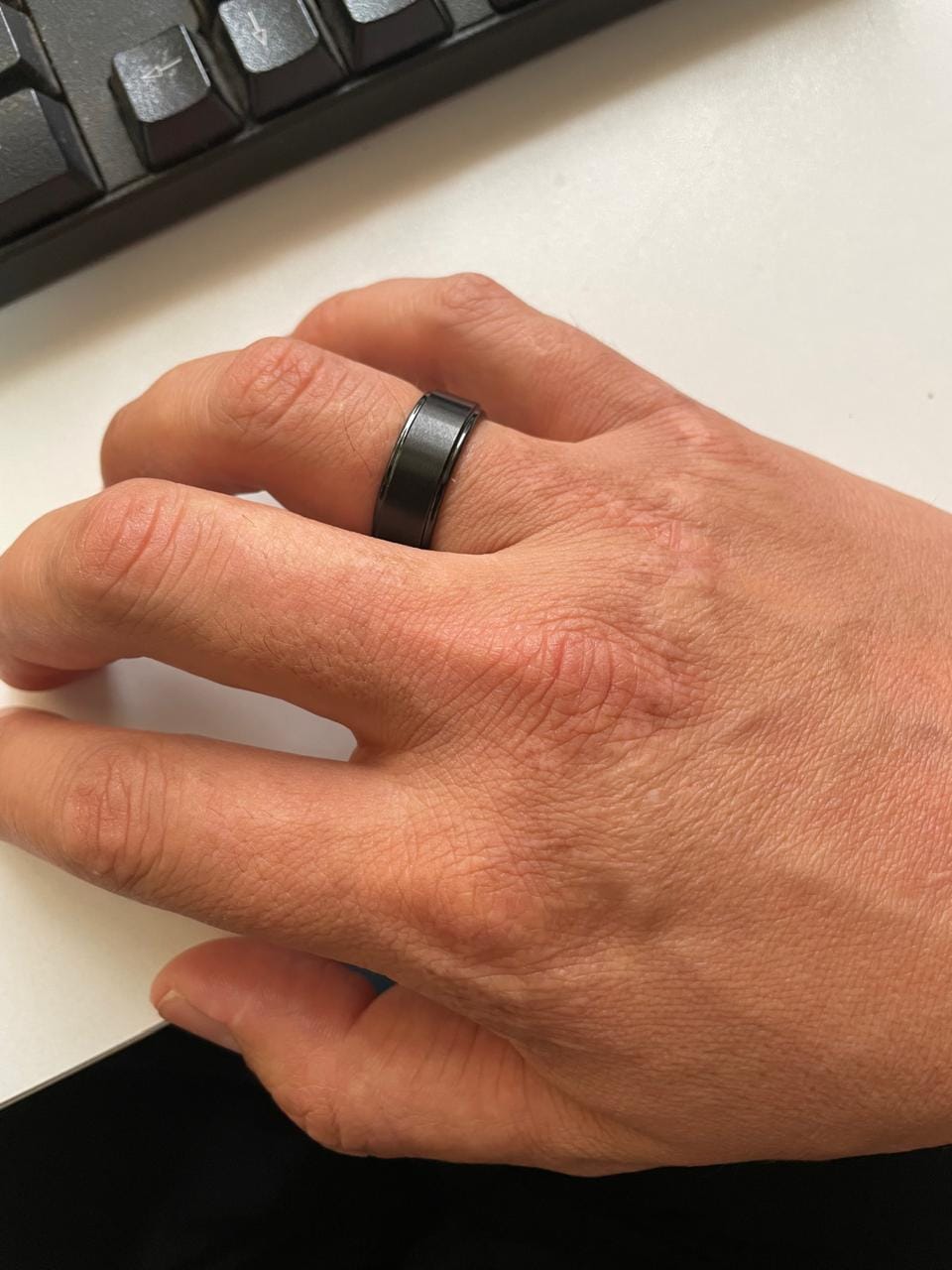 Customer photo review of Anillo Essential Strong Black Carburo de Tungsteno